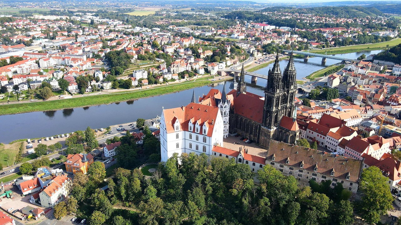 Luftbild von Meißen mit Albrechtsburg, Dom und der Elbe