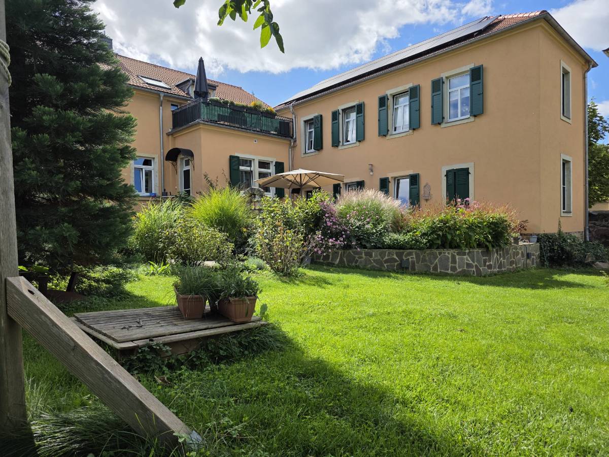 Terrassierte Weinberge der Lößnitz mit Weinberghäuschen am Hang