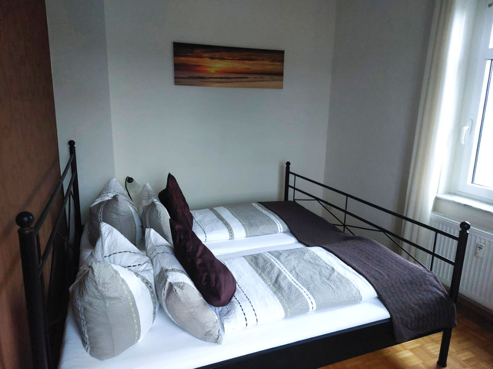 Schlafzimmer, Blick zum Fenster in der Ferienwohnung Weinbergblick