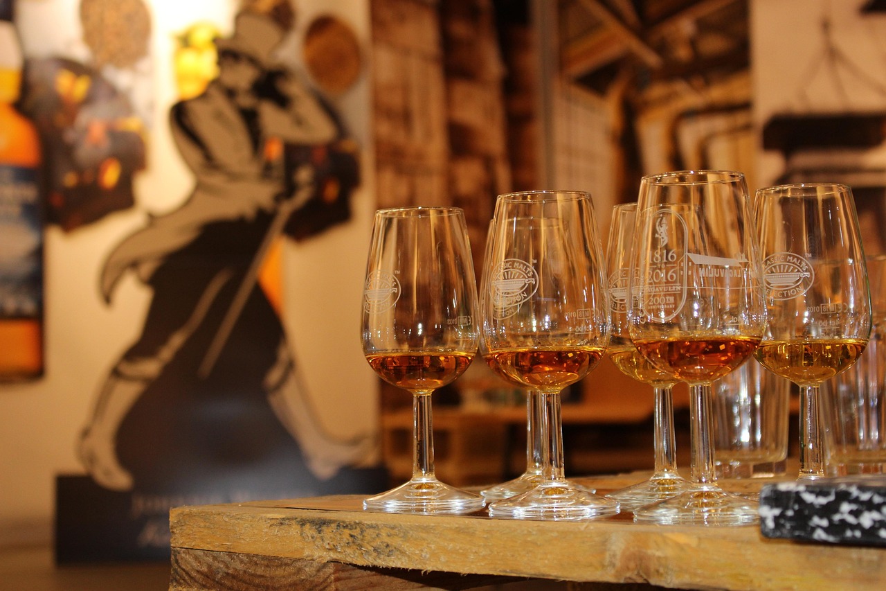 Nosing-Gläser mit Whisky bei einer Verkostung